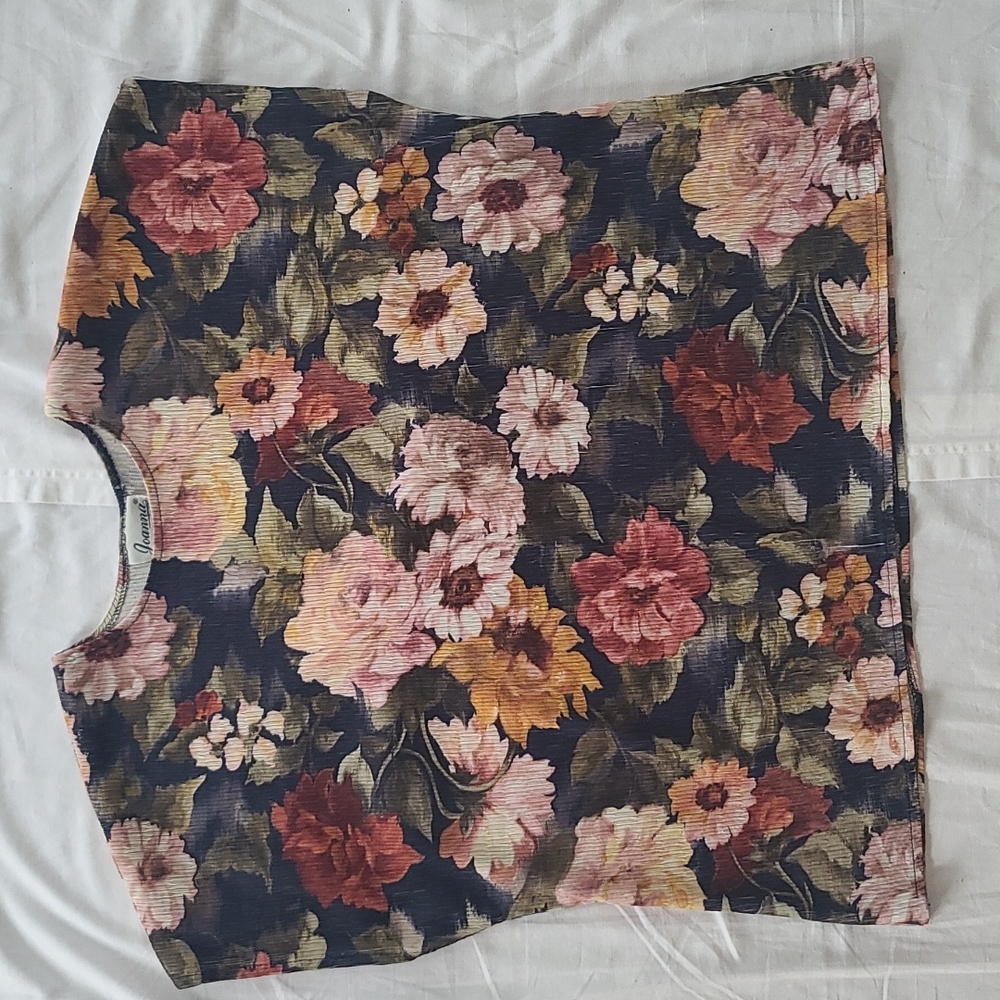Vintage boxy floral crepe textured sleeveless top Joanna medium. Made in U.S.A.